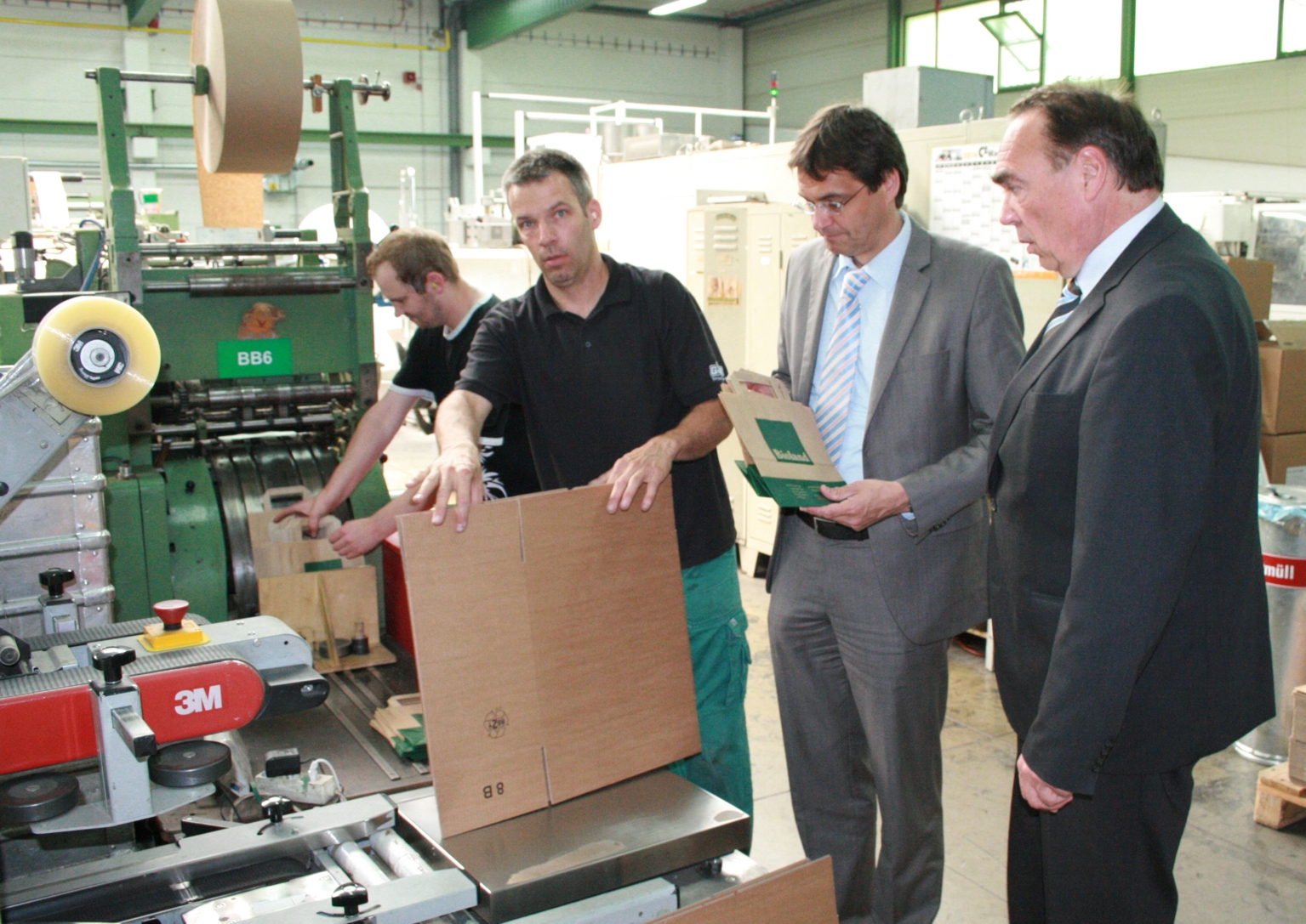 Peter Liese, hier bei einem Besuch der Gerhard Schürholz GmbH in Drolshagen, die umweltschonende Verpackungen aus Papier produzieren, setzt sich für eine Reduzierung von Plastiktüten ein.